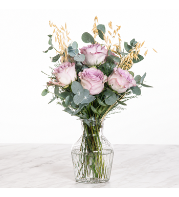 lila gül aranjmanı, cam vazoda gül,İstanbul çiçek siparişi