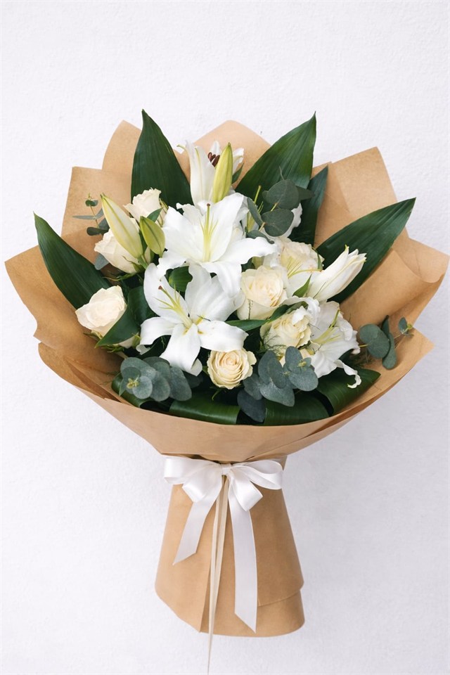 Beyaz Lilyum & Beyaz Gül Buketi 