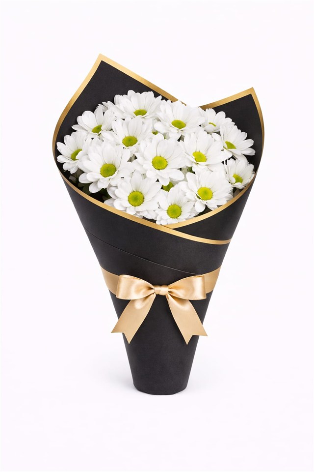 Minimal Şıklık – Siyah Ambalajlı Papatya Buketi